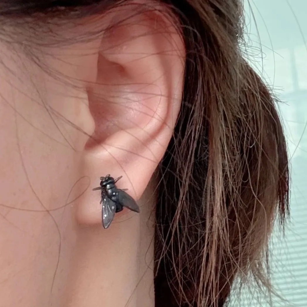 a048ade86613a3fdfd681aa3637577e5 迷你个性仿真黑色苍蝇独特耳饰小众设计创意新款简约耳饰耳环女 - Image 1